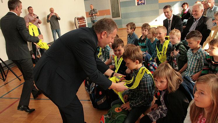 Übergabe der Sicherheitsdreiecke zum Schulanfang 2014 in Münnerstadt. Fotos: Paul Ziegler/Heike Beudert