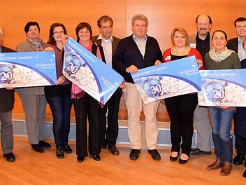 Eine Weihnachtsspende von insgesamt 17 500 Euro verteilten in diesem Jahr die Heiligenfeld-Kliniken Bad Kissingen an 17 unterfränkische Einrichtungen. 6000 Euro gingen an andere Einrichtungen. Foto: Rauch