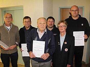 Bei der Jahresversammlung der BRK-Bereitschaft Untermerzbach wurden (von links) Wolfgang Streng (45 Jahre dabei ), Winfried Köhler (40), Helmut Angermüller (50), Stellvertretender Kreisbereitschaftsleiter Dieter Kirstner, Bereitschaftleiterin Anita Köhler und Thomas Schaad (25 Jahre dabei) geehrt. Foto: Helmut Will
