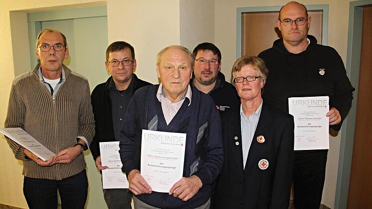 Bei der Jahresversammlung der BRK-Bereitschaft Untermerzbach wurden (von links) Wolfgang Streng (45 Jahre dabei ), Winfried Köhler (40), Helmut Angermüller (50), Stellvertretender Kreisbereitschaftsleiter Dieter Kirstner, Bereitschaftleiterin Anita Köhler und Thomas Schaad (25 Jahre dabei) geehrt. Foto: Helmut Will