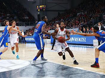 Brad Wanamaker (mit Ball) nutzt die Lücke in der MBC-Verteidigung und zieht gegen Chris Otule (l.) und TaShawn Thomas (r.) zum Korb. Hinten links versucht Stephan Haukohl Elias Harris zu stoppen. Foto: Daniel Löb