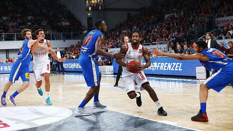 Brad Wanamaker (mit Ball) nutzt die Lücke in der MBC-Verteidigung und zieht gegen Chris Otule (l.) und TaShawn Thomas (r.) zum Korb. Hinten links versucht Stephan Haukohl Elias Harris zu stoppen. Foto: Daniel Löb