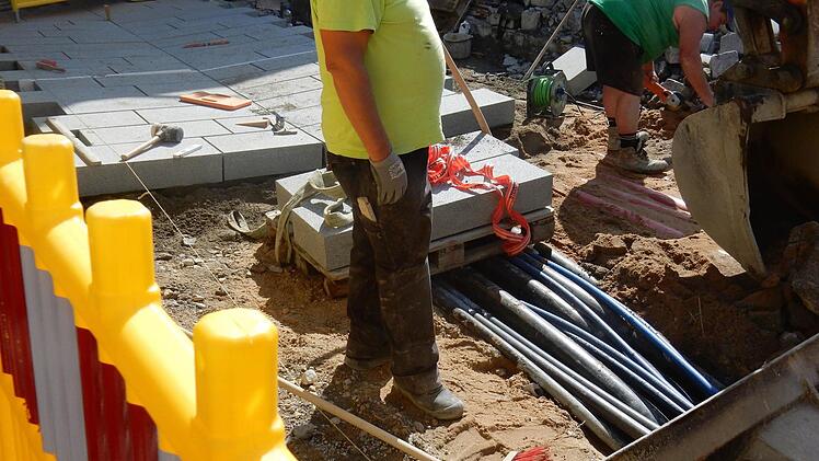 Nur knapp unter den Gehwegplatten verlaufen viele Leitungen.