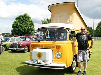 "Läuft wie eine Eins": Thomas Schäftlein aus Fatschenbrunn ist stolz auf seinen VW-Bus T2 von 1978 in der Ausstattungsvariante "Berlin". Gerne nutzen er und seine Frau den Camper für Kurztrips - und bei Oldtimertreffen wie in Dankenfeld zeigen sie ihr Prachtstück auch gerne anderen Autofreunden. Fotos: Sabine Weinbeer