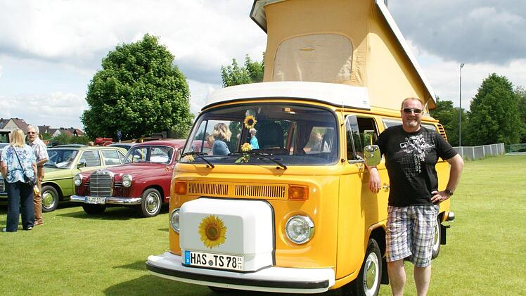 "Läuft wie eine Eins": Thomas Schäftlein aus Fatschenbrunn ist stolz auf seinen VW-Bus T2 von 1978 in der Ausstattungsvariante "Berlin". Gerne nutzen er und seine Frau den Camper für Kurztrips - und bei Oldtimertreffen wie in Dankenfeld zeigen sie ihr Prachtstück auch gerne anderen Autofreunden. Fotos: Sabine Weinbeer