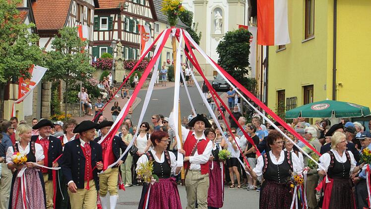 Die erwachsenen der Volkstanzgruppe führten einen Bänderbaum mit sich und legten eine "Polka-Pausen" ein. Foto: Winfried Ehling