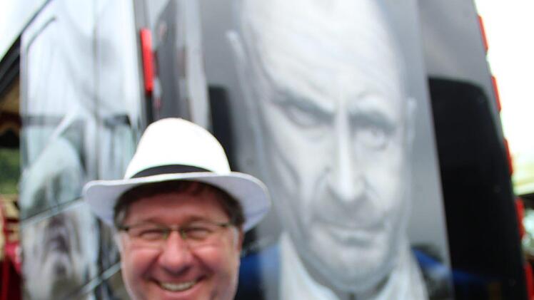 Sascha Fleischmann hat sich mit seinem Show-Truck zu Idol Phil Collins einen Traum erfüllt. Bilder und Original davon zeigt er gerne.