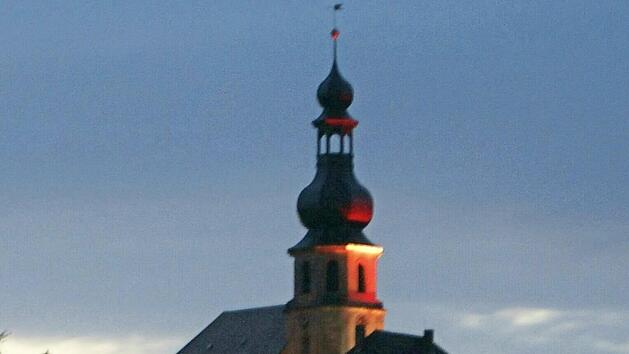 Die Trebgaster Kirche illuminiert bei Nacht Foto: Archiv/Dieter H&uuml;bner