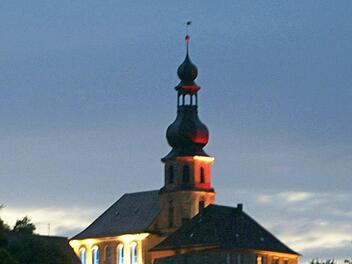 Die Trebgaster Kirche illuminiert bei Nacht Foto: Archiv/Dieter Hübner
