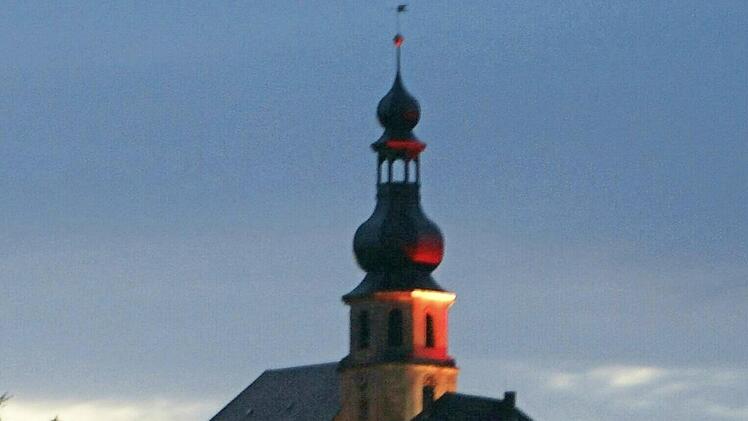 Die Trebgaster Kirche illuminiert bei Nacht Foto: Archiv/Dieter Hübner
