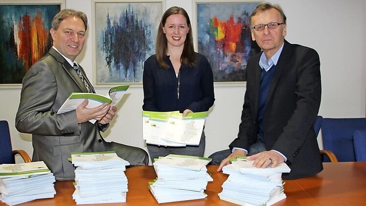 Mit "Karrierepartner" will man zur Fachkräftesicherung im Landkreis Kronach beitragen. Am Dienstag wurde diese Broschüre vorgestellt. Hier (von links) Landrat Klaus Löffler, Zukunftscoach Gabriele Riedel und Regionalmanager Willi Fehn. Foto: Veronika Schadeck