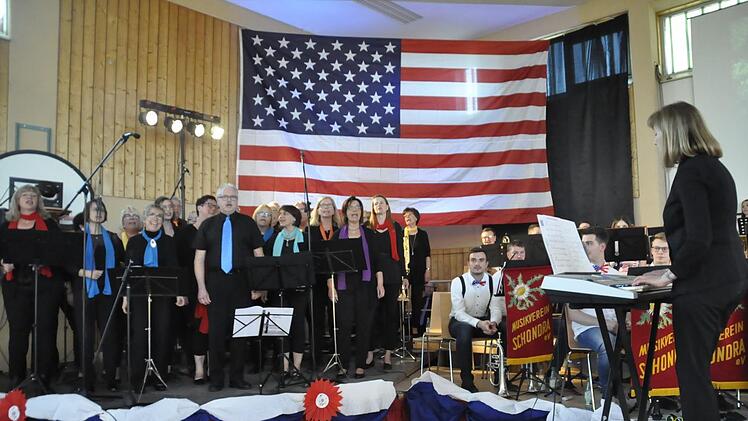Amerikanisches Flair mit Gospelsongs: Der Gospelchor "Lift your voice" unter der Leitung von Christel Hentschel. Peter Klopf