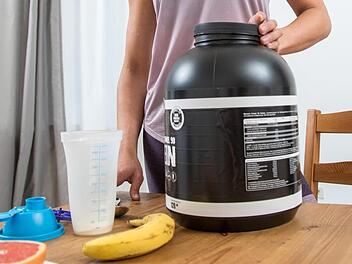 Fitness-Shakes sollen gar nicht so gesund sein wie viele denken. Forscher vermuten nun, dass sie sogar die Lebenszeit verkürzen können. Symbolfoto: Christin Klose/dpa