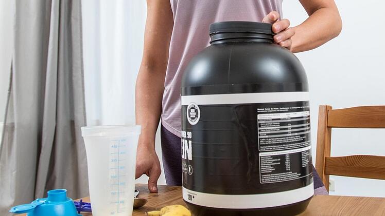 Fitness-Shakes sollen gar nicht so gesund sein wie viele denken. Forscher vermuten nun, dass sie sogar die Lebenszeit verkürzen können. Symbolfoto: Christin Klose/dpa