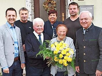 Bürgermeister Andreas Hügerich, Sohn Ralf Baldauf, Tochter Karin Geiger, Sohn Udo Baldauf und Landratstellvertreter Helmut Fischer (hinten von links) beglückwünschten das Jubelpaar Kurt und Kunigunda Baldauf (vorne Mitte) zur eisernen Hochzeit.  Foto: Alfred Thieret