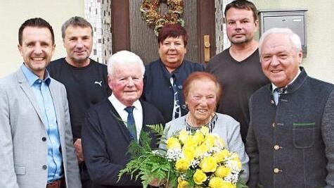 Bürgermeister Andreas Hügerich, Sohn Ralf Baldauf, Tochter Karin Geiger, Sohn Udo Baldauf und Landratstellvertreter Helmut Fischer (hinten von links) beglückwünschten das Jubelpaar Kurt und Kunigunda Baldauf (vorne Mitte) zur eisernen Hochzeit.  Foto: Alfred Thieret