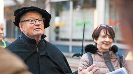 Klaus-Peter Gäbelein als Nachtwächter: Die Stadtführungen mit dem Historiker sind seit vielen Jahren sehr beliebt. Unser Foto stammt aus dem Jahre 2016.  Fotos: Archiv