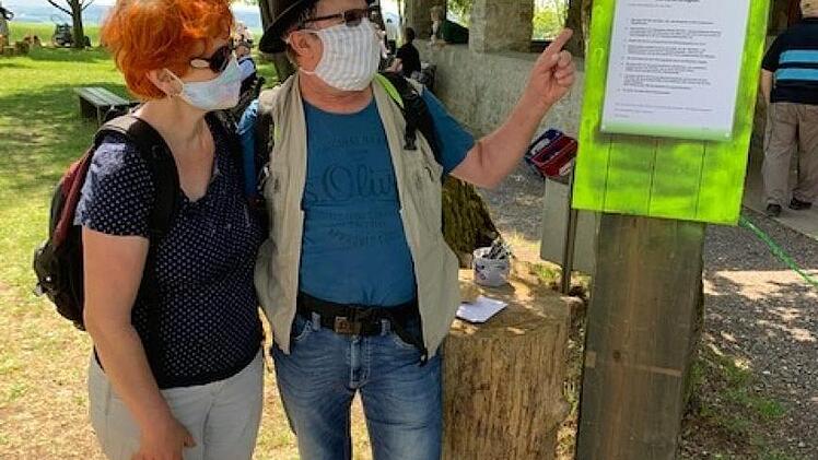 G&auml;ste studieren die Regeln, die beim Besuch der Alexandrinenh&uuml;tte zu beachten sind. Foto: Th&uuml;ringerwald-Verein