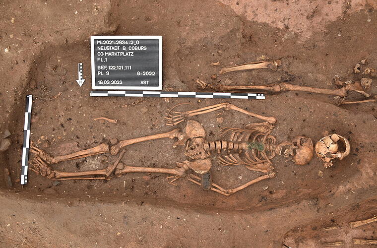 "Kinder übereinander bestattet": Rund 250 Skelette bei Ausgrabung in Neustadt bei Coburg entdeckt