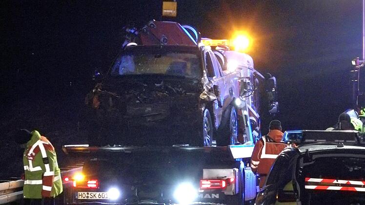 Silvesternacht in Oberfranken endet in Horror-Crash: Polizeiauto zerfetzt - Beamter (25) stirbt im Dienst