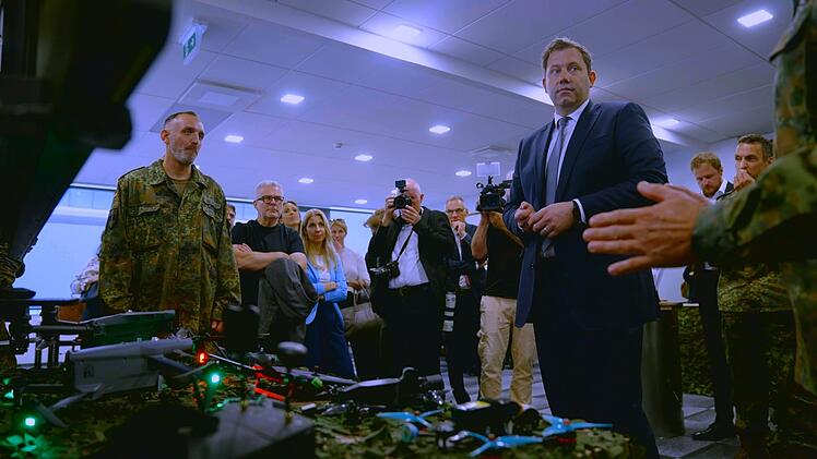 Vizekanzler Lars Klingbeil beim Besuch von Bundeswehrsoldaten - nat&uuml;rlich unter Begleitung von Fotografen und Journalisten.