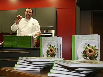 Das Kochbuch "Heimatgenuss" des Wartenfelser Gourmet-Koches Alexander Schütz hat jetzt eine Silbermedaille bekommen - einen literarischen Preis, der seit 1960 bei der Frankfurter Buchmesse von der Gastronomischen Akademie Deutschlands vergeben wird. Foto: Sonja Adam