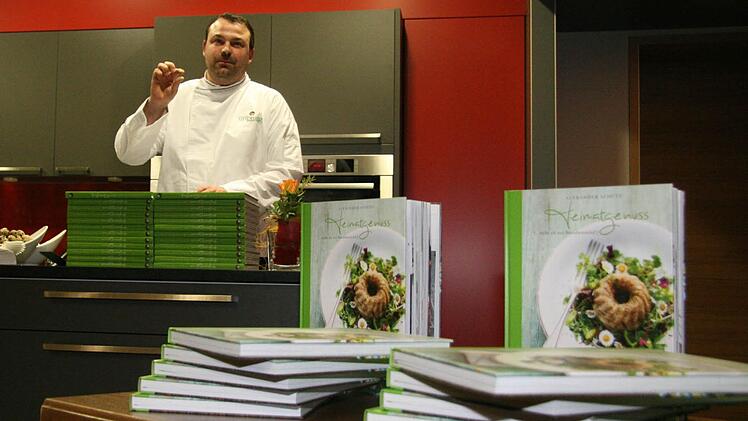 Das Kochbuch "Heimatgenuss" des Wartenfelser Gourmet-Koches Alexander Schütz hat jetzt eine Silbermedaille bekommen - einen literarischen Preis, der seit 1960 bei der Frankfurter Buchmesse von der Gastronomischen Akademie Deutschlands vergeben wird. Foto: Sonja Adam