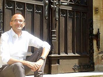 "Es ist schon ein komisches Gefühl", sagt Dekan Pfarrer Roland Huth, denn St. Augustin schließt für eineinhalb Jahre die Pforten. Die Kirche soll komplett entkernt und neu und stimmig gestaltet werden.  Foto: Gabi Arnold