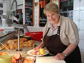 Maria Schad in ihrem Element. Den Kontakt zu den Kunden schätzt sie ganz besonders.  Foto: Barbara Herbst