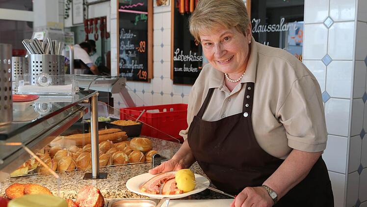 Maria Schad in ihrem Element. Den Kontakt zu den Kunden schätzt sie ganz besonders.  Foto: Barbara Herbst