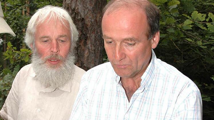 Revierförster Wolfgang Meiners (rechts) gab in der Gemeinderatssitzung am Montag einen ausführlichen Bericht über den Gemeindewald Maroldsweisach. Der forstliche Berater Franz Eder (links) vom Amt für Ernährung, Landwirtschaft und Forst Schweinfurt ist seit Jahresbeginn nicht mehr für das hiesige Gebiet zuständig, da er sich in Altersteilzeit befindet. Archivfoto: Schmidt