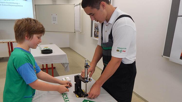Die Auszubildenden von Schaeffler Höchstadt beantworteten geduldig alle Fragen und erklärten auch den jüngsten Besuchern ihr Handwerk.