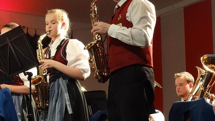 Paul Marks und Julia Lerche wirkten beim Konzertabend "Absolut Musik" als Solisten am Saxophon mit.Foto: Johanna Eckert
