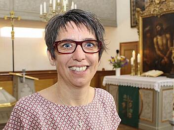 Michaela Wüst an ihrem künftigen "Dienstort”, der Schlosskirche in Weingartsgreuth Foto: Evi Seeger