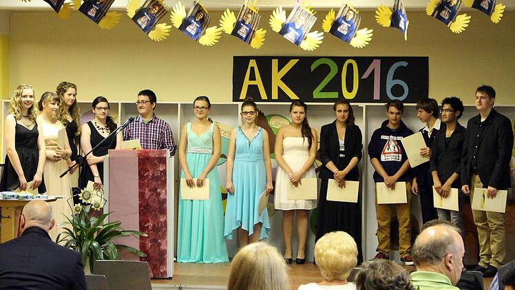 Historischer Moment: Die letzte Wildfleckener Abschlussklasse stellt sich zum Gruppenbild. Foto: Sebastian Schmitt-Matthea
