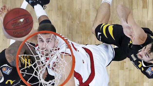 Leon Kratzer - hier beim Korbleger - wird nach seiner starken Leistung zuletzt gegen Bayreuth sicher auch in T&uuml;bingen Spielzeit erhalten. Im Hinspiel setzte er sich gegen zwei T&uuml;binger durch. Foto: Daniel L&ouml;b