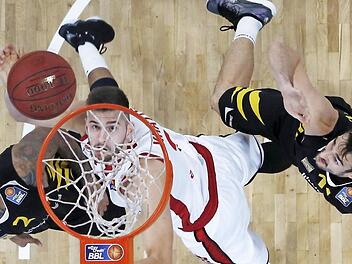 Leon Kratzer - hier beim Korbleger - wird nach seiner starken Leistung zuletzt gegen Bayreuth sicher auch in Tübingen Spielzeit erhalten. Im Hinspiel setzte er sich gegen zwei Tübinger durch. Foto: Daniel Löb