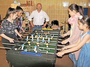 Auch die Mädchen können sich für Tischfußball begeistern. In der Mitte Charlie Friedel, der Geschäftsführer des Trägervereins und Erziehungsleiter im Kinderhaus.  Fotos: Dieter Britz