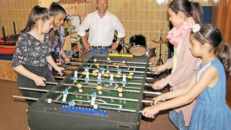 Auch die Mädchen können sich für Tischfußball begeistern. In der Mitte Charlie Friedel, der Geschäftsführer des Trägervereins und Erziehungsleiter im Kinderhaus.  Fotos: Dieter Britz