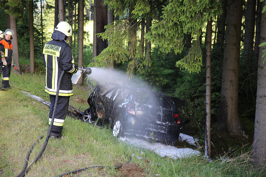 Helmbrechts: Auto gegen Baum gekracht und in Flammen aufgegangen