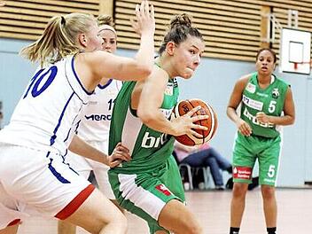 Caroline van der Velde (mit Ball) tankt sich gegen Weiterstadts Aline Stiller zum Korb durch. Im Hintergrund beobachtet Jamiyah Bethune die Aktion.  Foto: Sebastian Gut