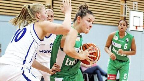 Caroline van der Velde (mit Ball) tankt sich gegen Weiterstadts Aline Stiller zum Korb durch. Im Hintergrund beobachtet Jamiyah Bethune die Aktion.  Foto: Sebastian Gut