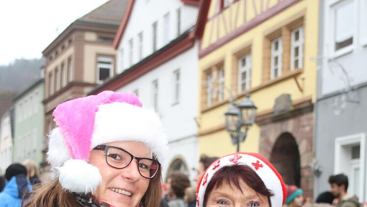 Pamela Kellerer und Hannelore Nüssel sind aus Gefrees angereist: "Wir sind zum ersten Mal da, weil wir unser Patenkind besuchen. Aber es ist schon toll", finden beide.Sonny Adam