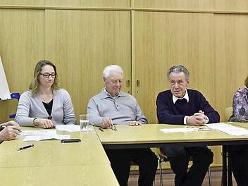 Das VBW Königsberg mit (von links) Schriftführer Walter Schneider, stellvertretender Vorsitzender Claudia Pasler, Schatzmeister Hans Kramer, Vorsitzendem Kurt Sieber und Geschäftsführerin Simone Lörzer an der Spitze geht einen Verbund mit der VHS Haßfurt ein. Foto: Gerold Snater