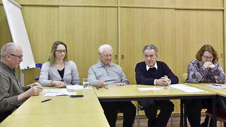 Das VBW Königsberg mit (von links) Schriftführer Walter Schneider, stellvertretender Vorsitzender Claudia Pasler, Schatzmeister Hans Kramer, Vorsitzendem Kurt Sieber und Geschäftsführerin Simone Lörzer an der Spitze geht einen Verbund mit der VHS Haßfurt ein. Foto: Gerold Snater