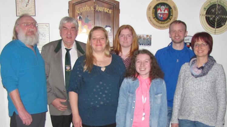 Beim Gaujugentag 2018 in Nüdlingen: (von links) 1. Gauschützenmeister Michael Groß, 3. Gaujugendleiter Manfred Koch, 1. Gaujugendleiterin Verena Koch, Jugendsprecherin Jenny Bös, Stefanie Röder, Jugendsprecher Florian Wehner, 1. Bezirksjugendleiterin Ute Back.Manfred Koch