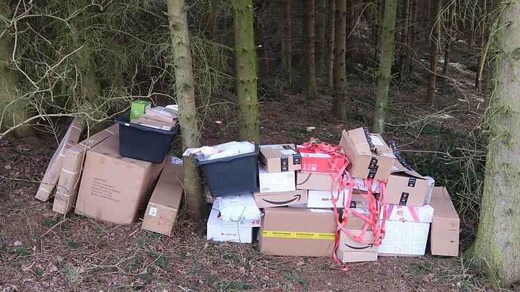 Statt die Pakete den rechtmäßigen Empfängern zu übergeben, entsorgte ein Paketbote die Sendungen in einem Waldstück im Landkreis Kronach. Foto: Polizei