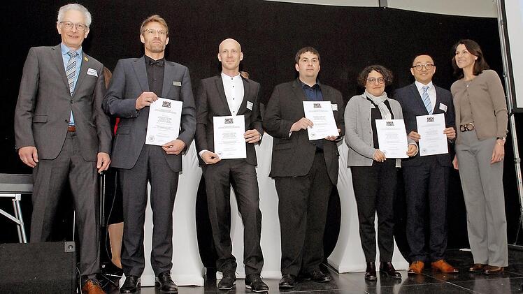 Die Preisträger gemeinsam mit Wissenschaftsministerin Marion Kiechle (rechts) und dem Leiter des Zentrums für Hochschuldidaktik Franz Waldherr (links)  Foto: Michael Pulczynski