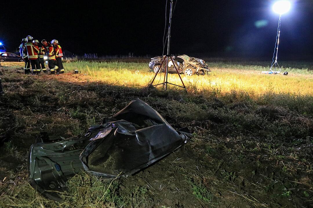 Kreis Erlangen: Cabrio überschlägt sich auf Acker mehrfach - Fahrer schwer verletzt
