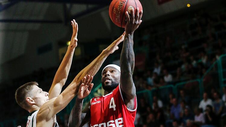 Der Bamberger Aufbauspieler Tyrese Rice (r.) zieht gegen den wesentlich größeren Timofei Gerasimov von Kuban Krasnodar zum Korb. Foto: Daniel Löb